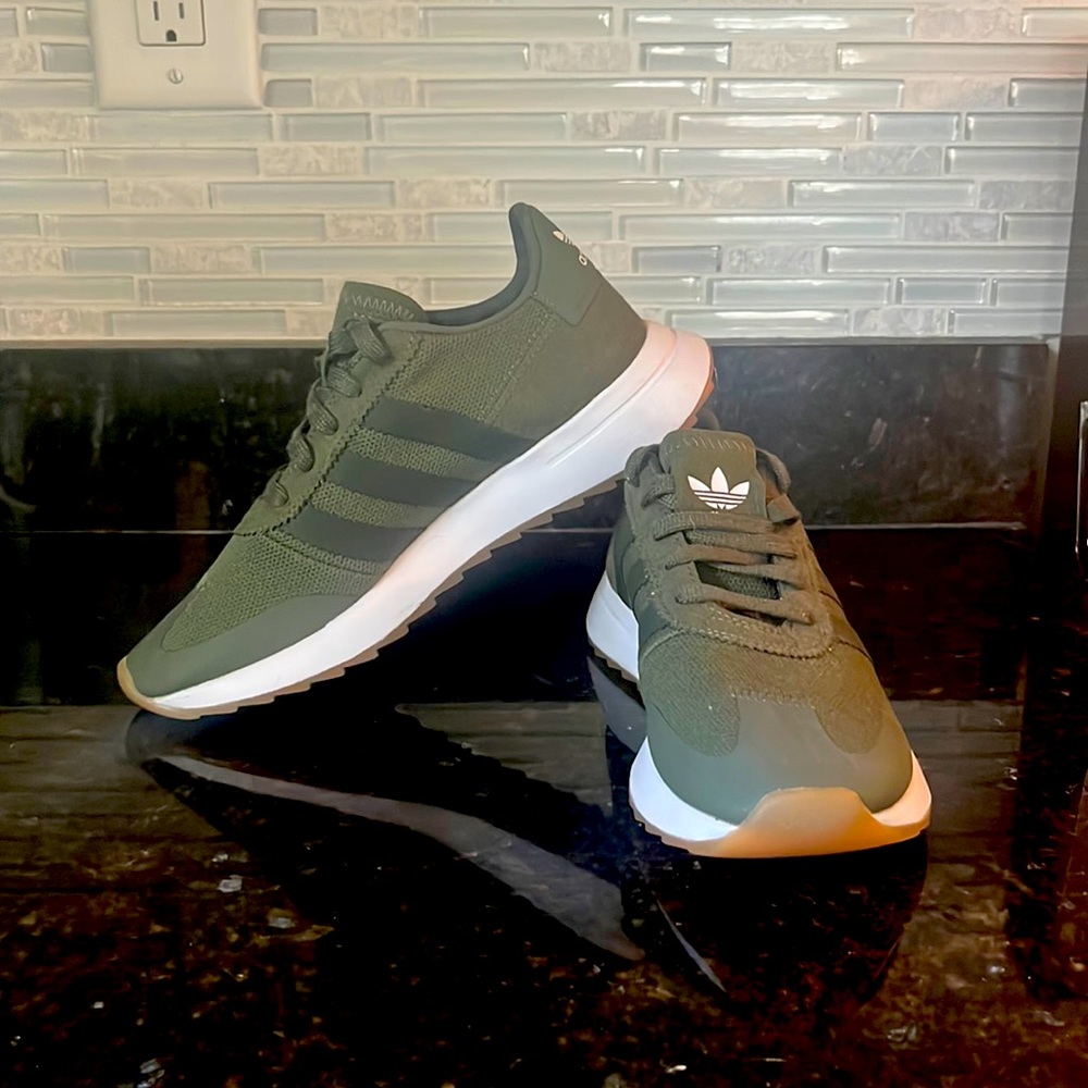 Hunter green women’s tennis shoes never worn